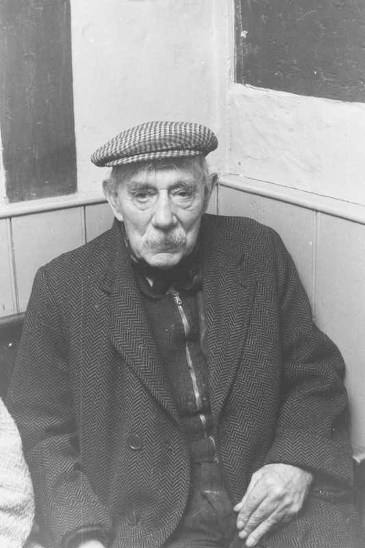 N.U.A.W. Darts Team Wingfield Kings Head April 1963 · The Geoffrey